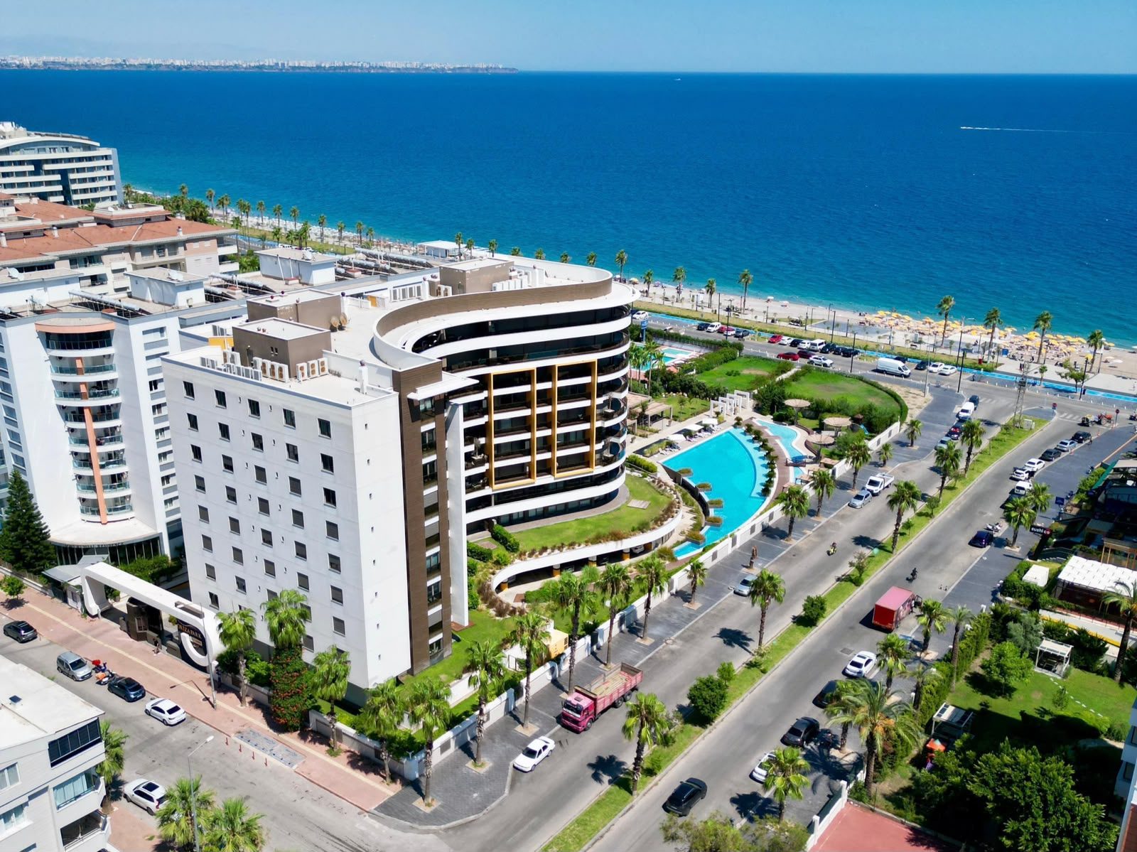 Oriza Park, Konyaaltı sahili ve Akdeniz; havadan görünüm