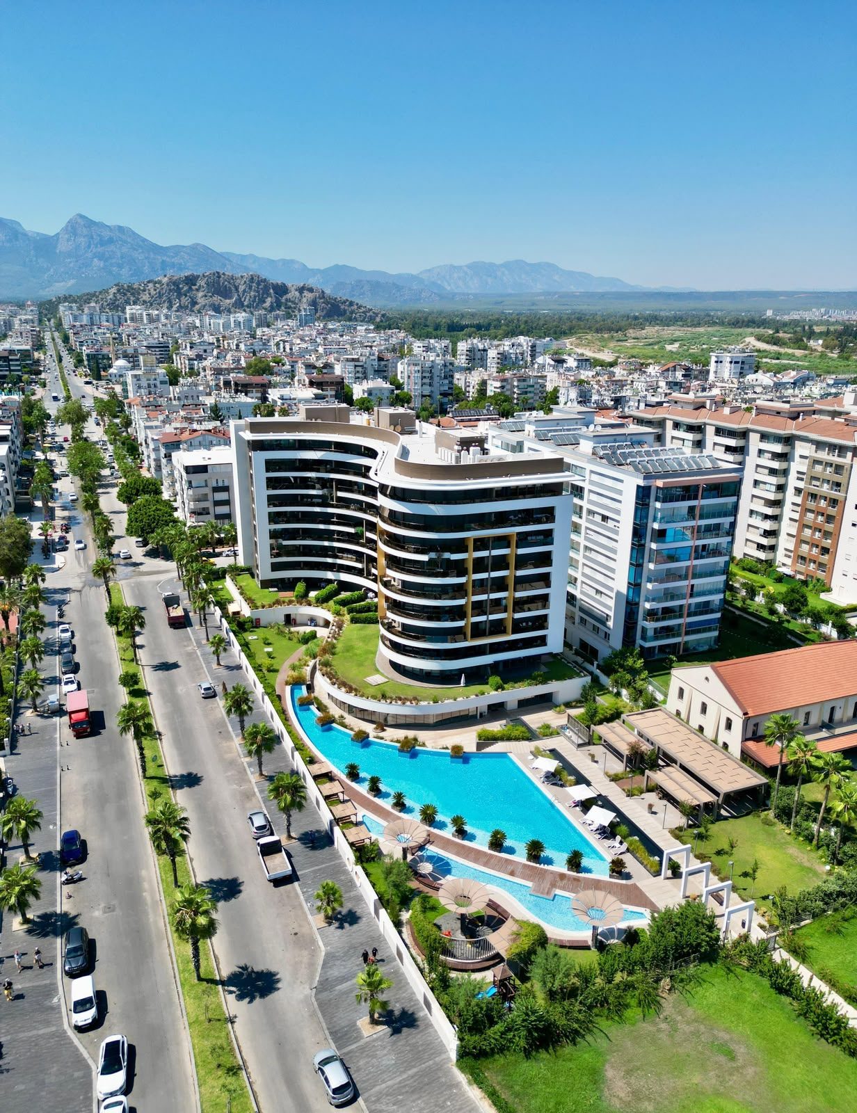 Oriza Park ve havuzu, arka planda Beydağları